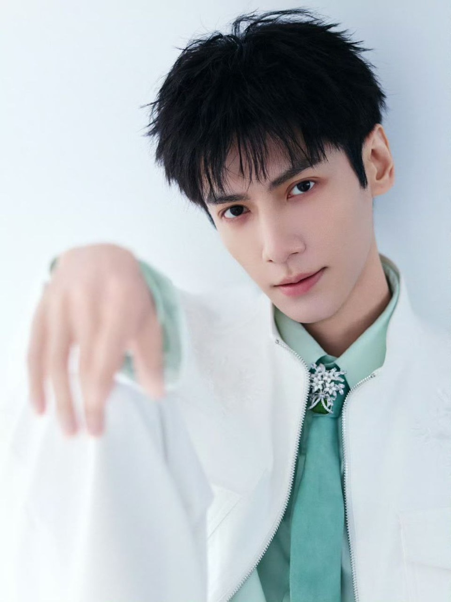 Актёр Ло Юньси. Листайте галерею...