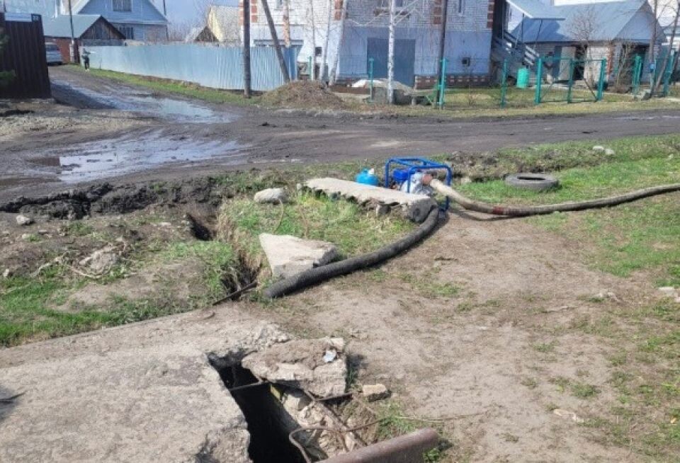    Откачка талых вод в селе Лебяжье. Источник: Barnaul.org