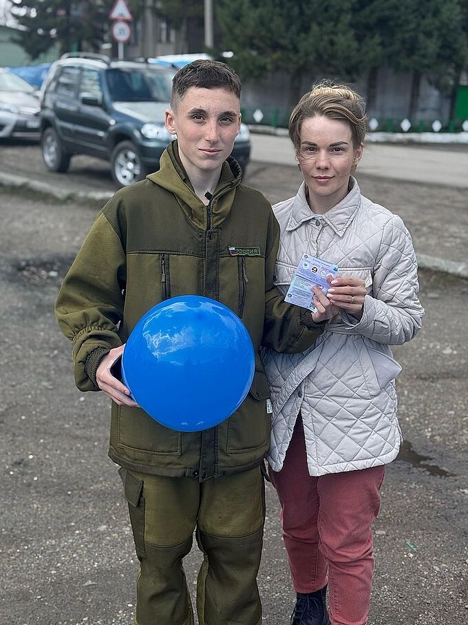 Лёдова Валентина Николаевна вручила буклет и воздушный шар прохожему мужчине