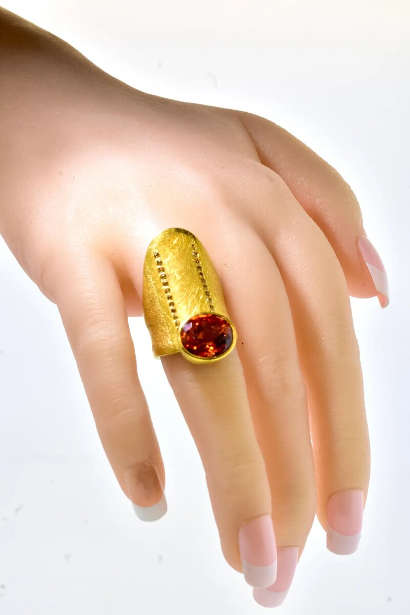 Кольцо со спессартитом, также называемым мандариновым гранатом, от ювелирного мастера Михаэля Зобеля.