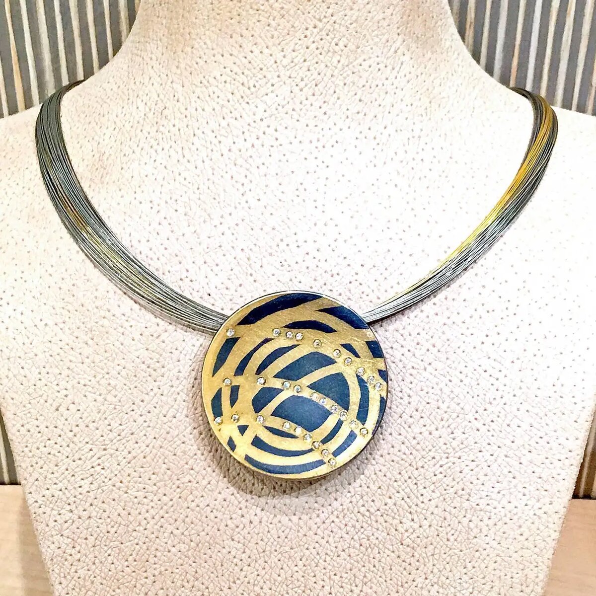 Уникальная брошь/подвеска в виде изогнутого диска, изготовленная вручную из 18-каратного желтого золота и окисленного стерлингового серебра с круглыми бриллиантами классической огранки общим весом 0,40 карата, застежкой-булавкой из 18-каратного белого золота и двойной петелькой из окисленного стерлингового серебра.