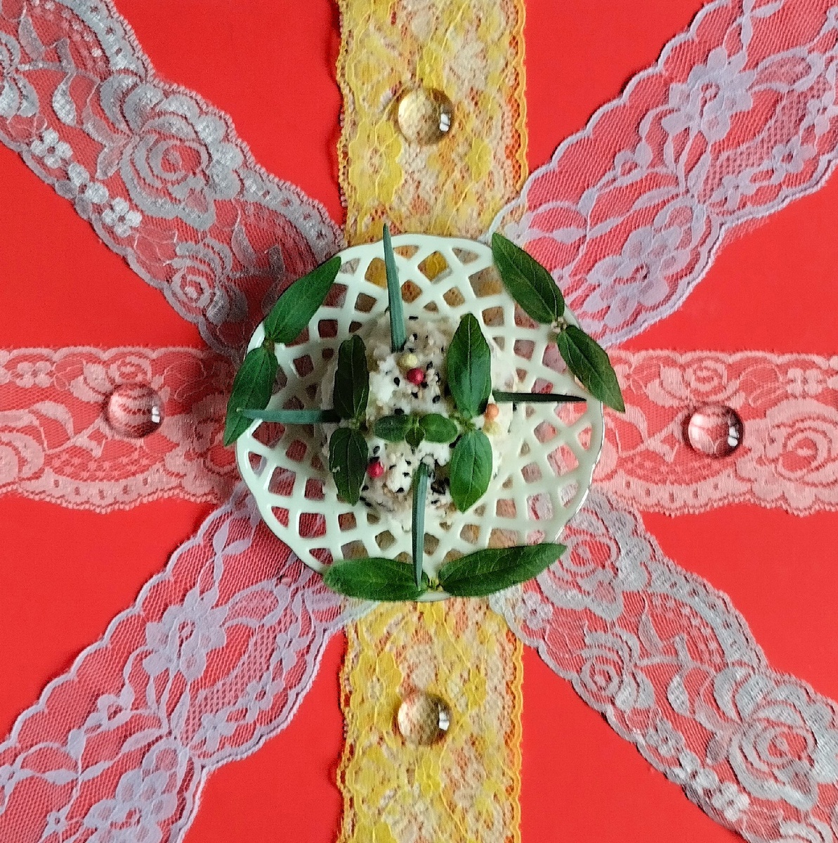 Листочки микрозелени маш для украшения блюда.