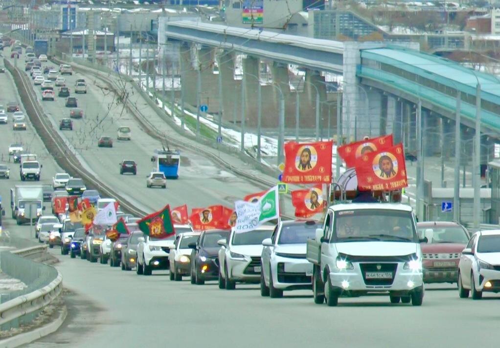    На площадке около Вознесенского кафедрального собора, напротив памятника Святителю Николаю, состоялся праздничный концерт, в котором приняли участие фолк-группа "Гости", студенты "Новосибирского областного колледжа культуры и искусств", а также постоянный участник музыкального шоу "Ну-ка все вместе" Юрий Романов. Вместе с артистами все желающие могли исполнить пасхальные и различные народные песни.