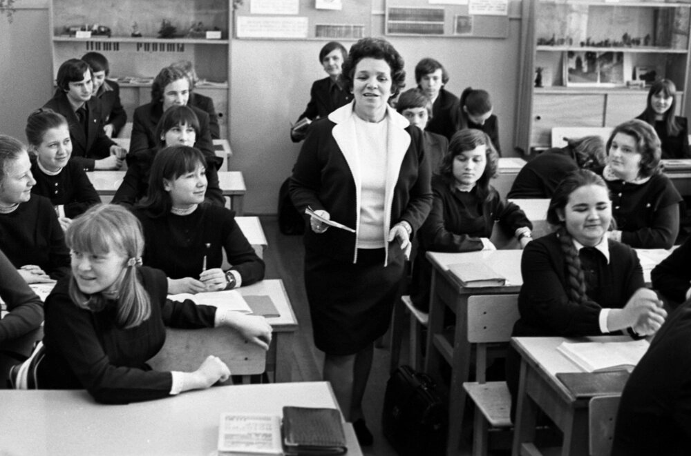    В 1950-1960-е годы профессия учителя была очень почетной. В педагоги часто шли способные люди, горевшие идеей нести просвещение в массы. Фото:  РИА Новости/ Юрий Абрамочкин