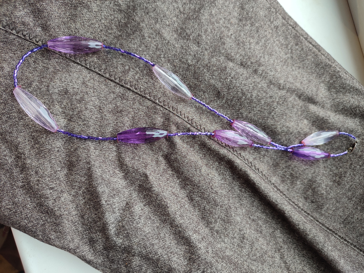 Бусики красивые нежные, пластик, бисер, на крупных бусинах стоят закрывашки цветочки, ручная работа, 500 р