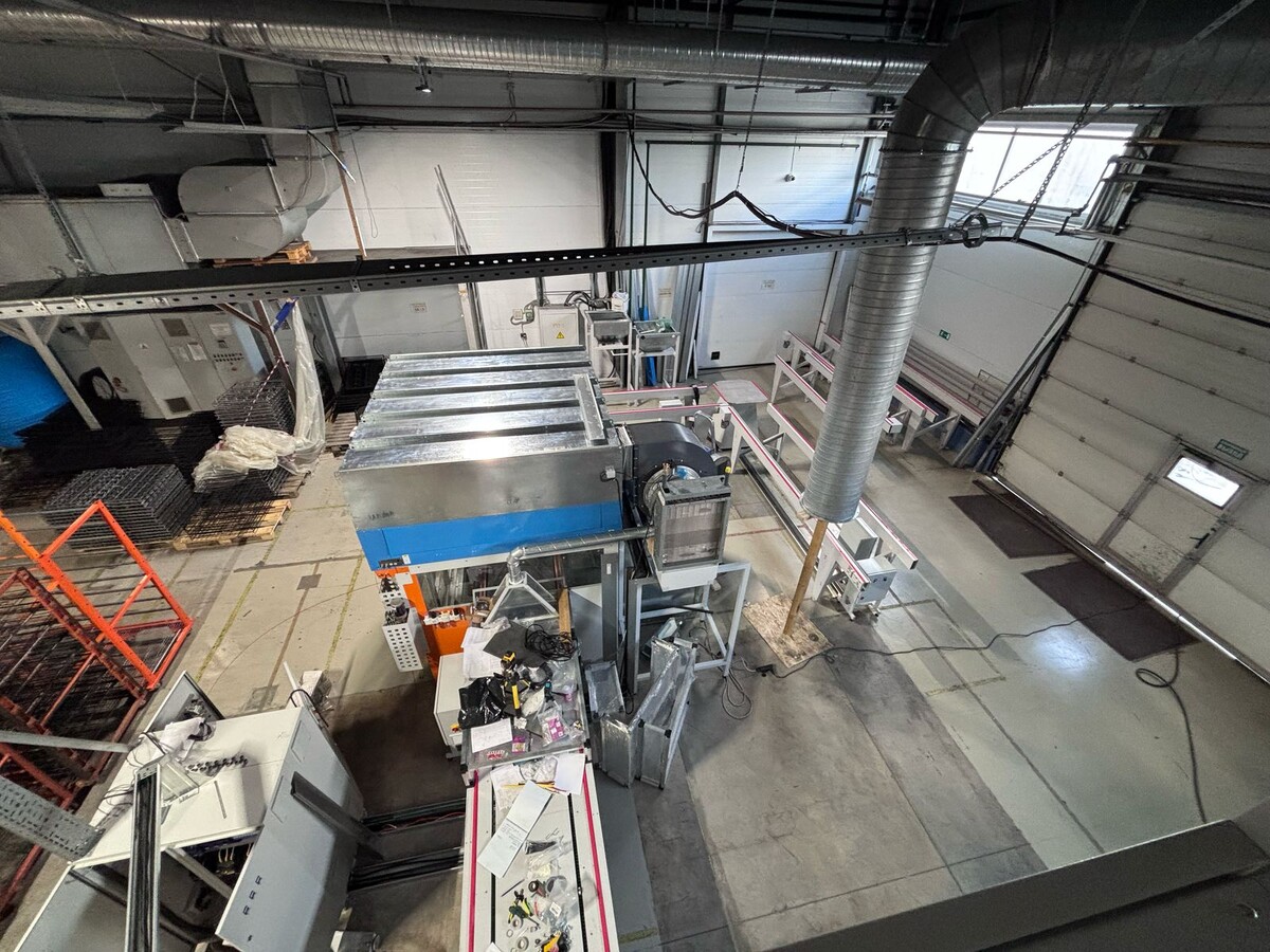 Вид сверху на линии покраски