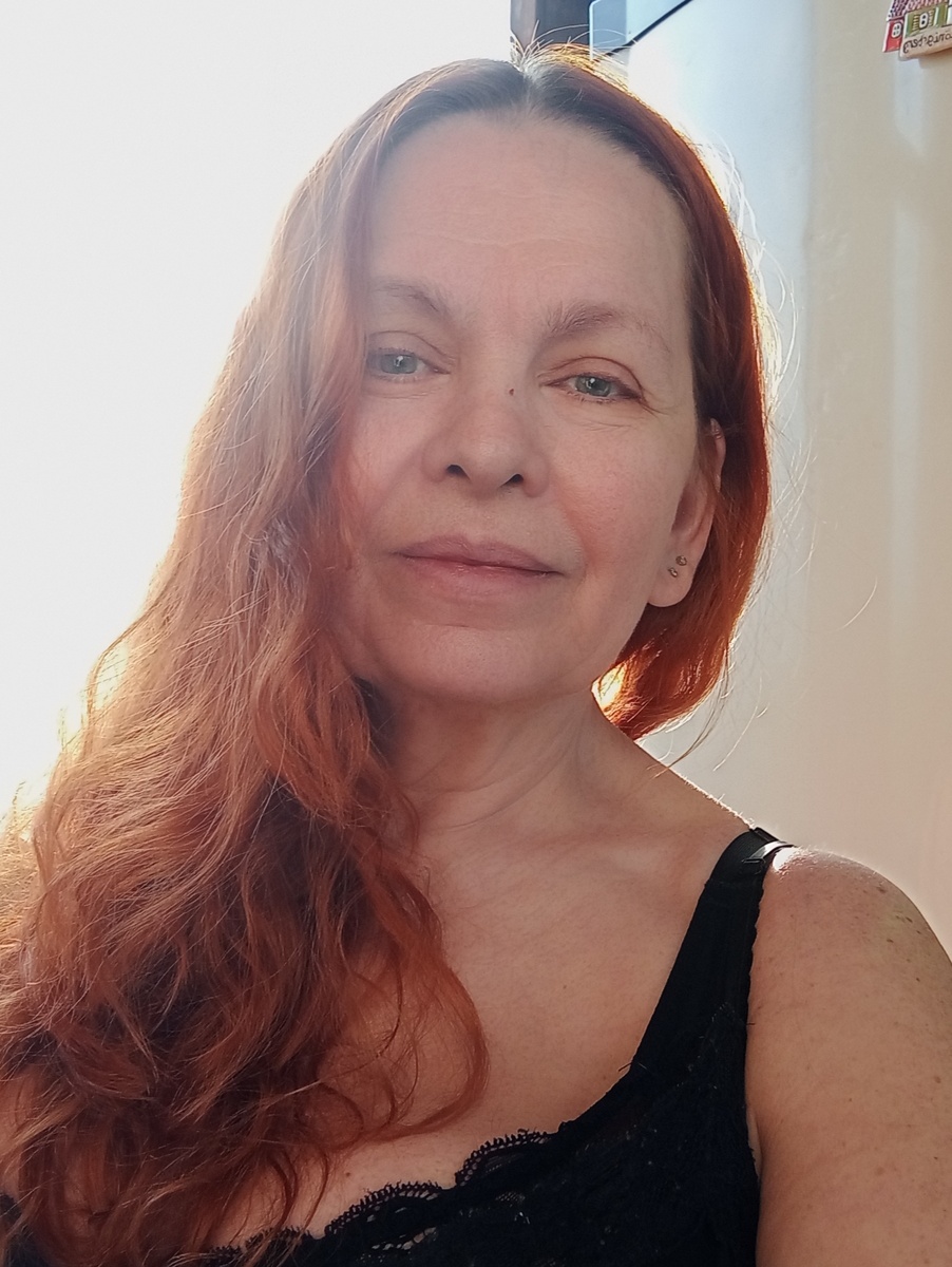 Ещё не умытая...На лице - молодильный отёк. Вчера пила как не в себя, воду с лимоном. А до этого ела рыбу из Глобуса, она мне не понравилась, пересоленная очень. Вот результат... 