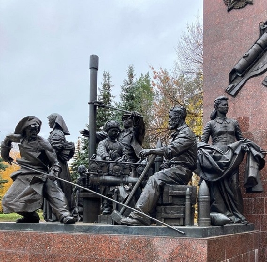 Памятник труженикам тыла в Парке Победы в Уфе. Надежда Самойлова – единственный реальный прототип. На памятнике она расположена справа. Фото автора