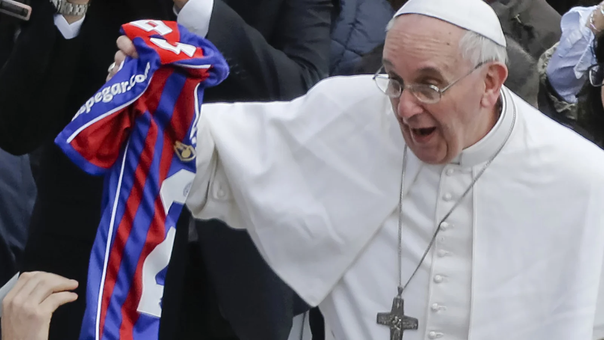 Папа Римский Франциск с футболкой команды «Сан-Лоренсо» (Фото AP / TASS)
