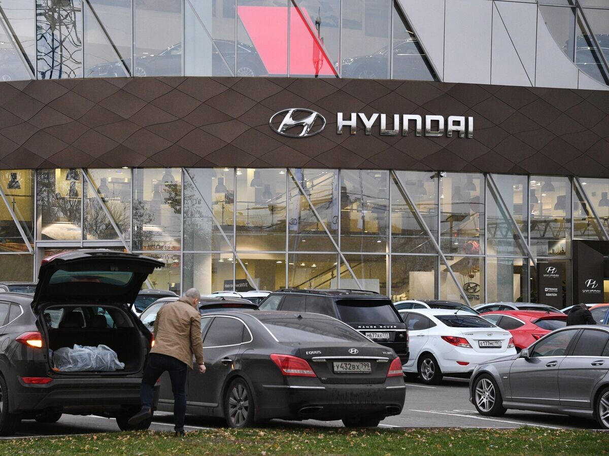    Логотип южнокорейского производителя автомобилей Hyundai в автосалоне в Москв© РИА Новости / Евгений Биятов