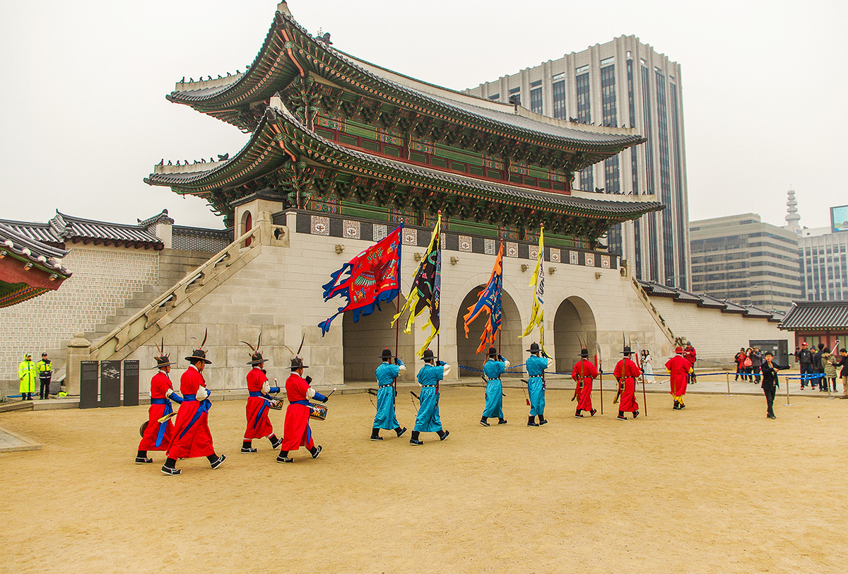 Смена караула во дворце Кёнбоккун в Сеуле