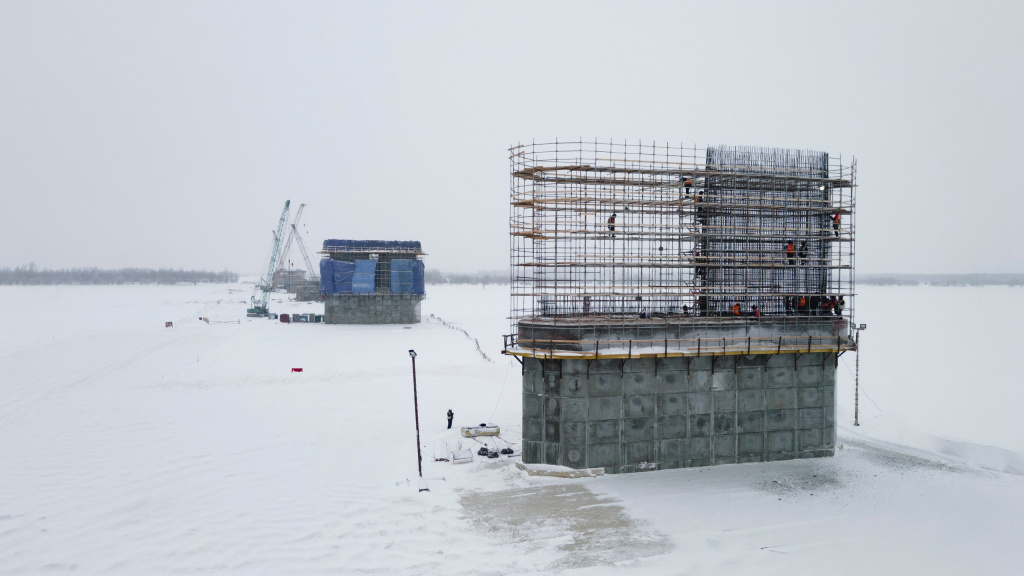    В Сургут доставляют замыкающий блок пролётного строения моста через Обь