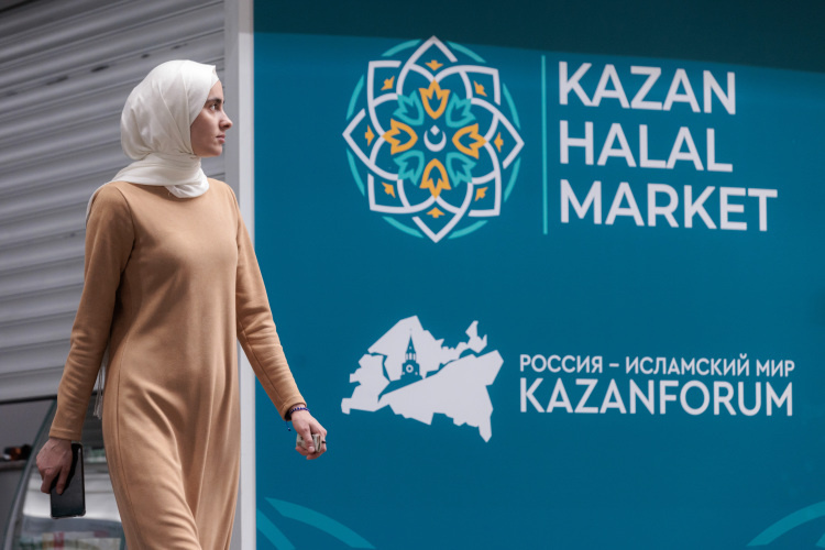    Особое внимание на этом форуме уделено теме халяль. Тут речь идет не только о продовольствии, это и халяль-сервисы, и халяльные маршруты, и медицинский туризм в сфере халяль, и халяльная фармацевтика.   
Фото: «БИЗНЕС Online»
