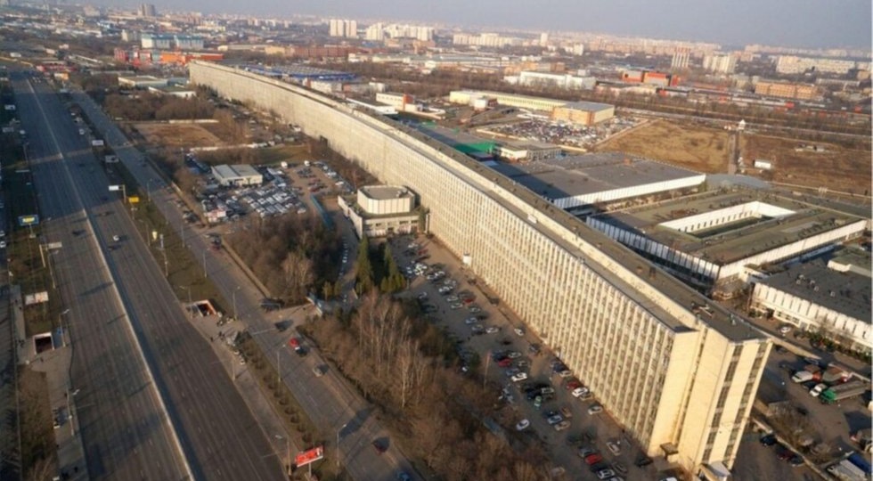 «Упавший небоскреб»: история одного из самых необычных зданий Москвы