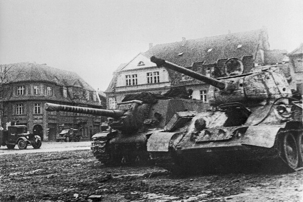    Советский танк и САУ в населенном пункте на подступах к Кенигсбергу, апрель 1945 года / РИА Новости