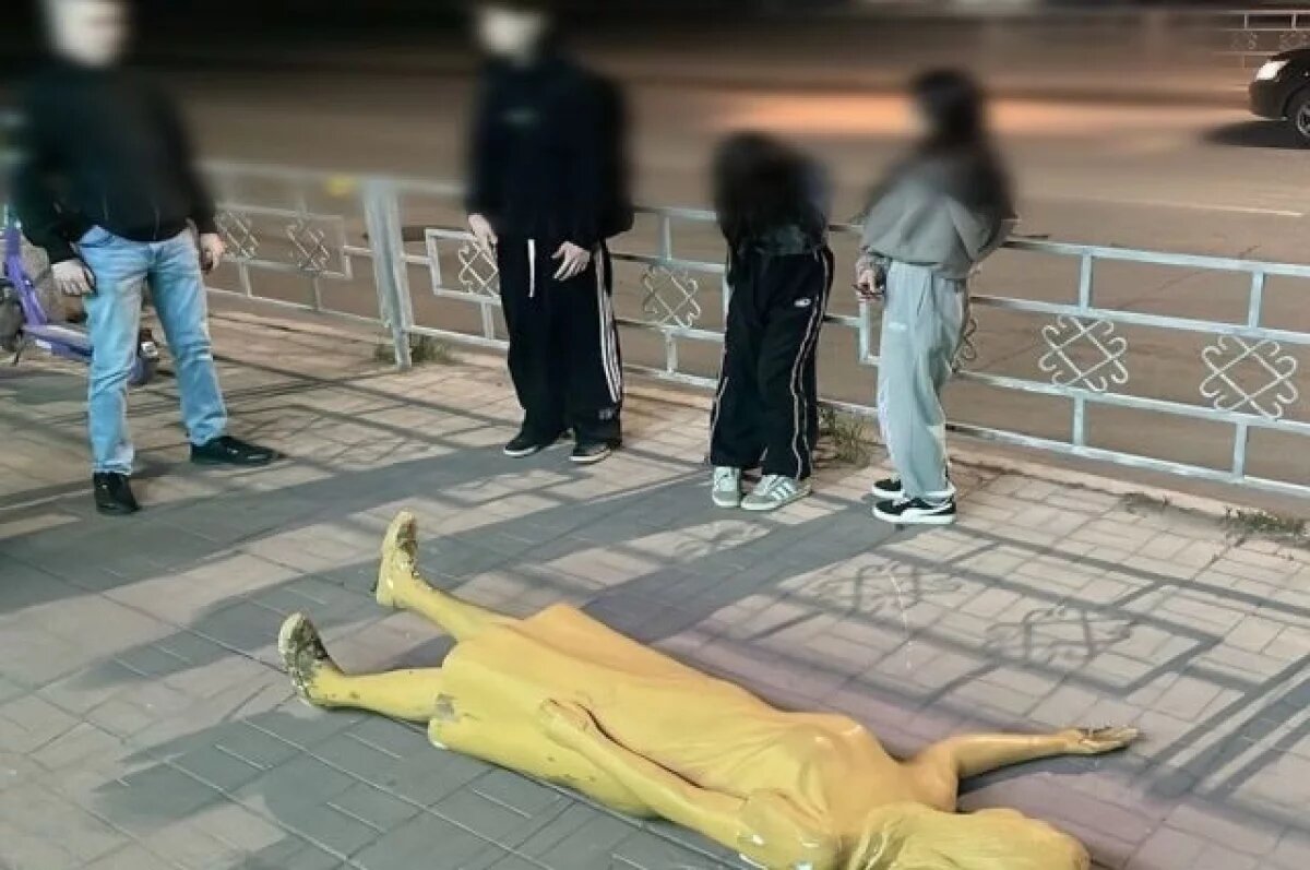    В Уфе подростки пытались унести памятник многодетной матери