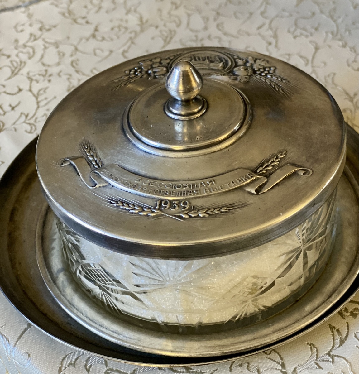 Гравировка на крышке - «Всесоюзная сельскохозяйственная выставка 1939 г.»