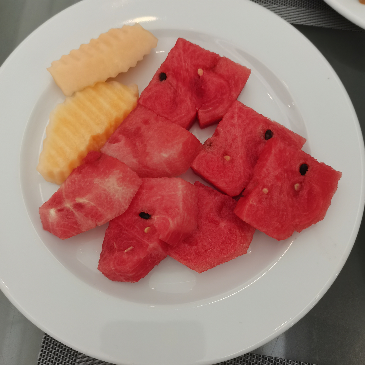 Ребят, что за фрукт оранжевый? По вкусу напоминает недозрелую дыню. Это не паппайя. Она тоже была, но она насыщенного оранжего цвета и по вкусу вареная морковка. 