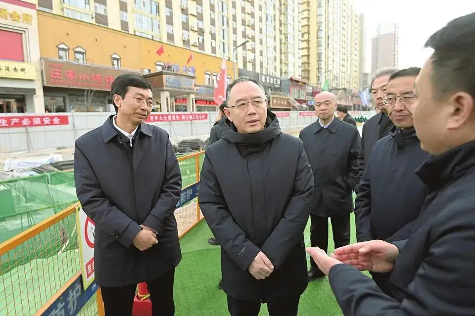 Губернатор провинции Шаньси Цзинь Сянцзюнь (в центре), арестован 10 апреля 2025 г. Baidu.com