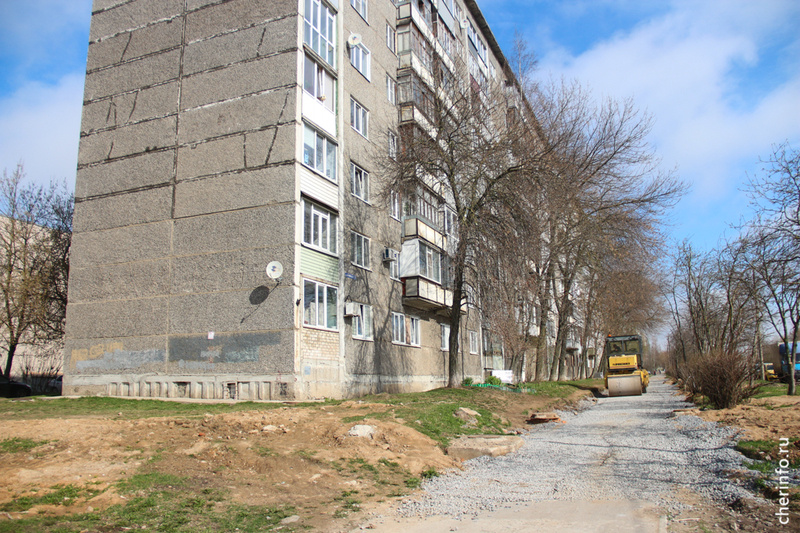    Работы идут на пешеходной дорожке вдоль дома № 9 по улице Олимпийской. Протяженность тротуара под реконструкцию - 120 метров.