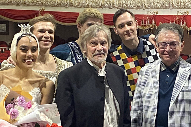    Владимир Васильев вновь обращается к «Лебединому озеру» и делает это на сцене Татарского академического государственного театра оперы и балета им. Джалиля, в Казани.   
Фото: «БИЗНЕС Online»