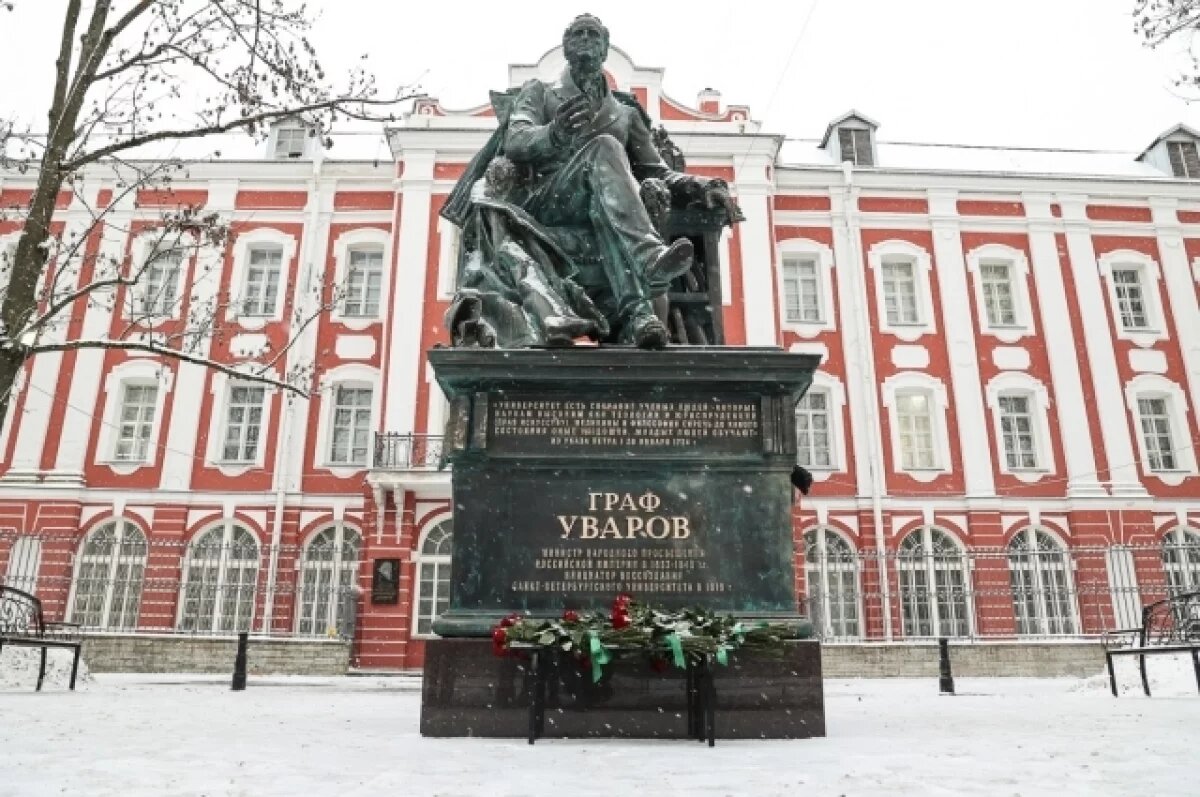    След студенческого перфоманса у памятника Уварову ведёт в Великобританию
