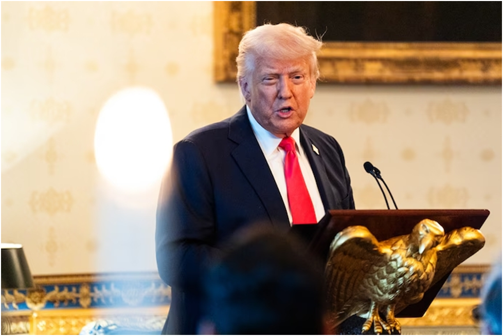 Президент Дональд Трамп выступает с речью во время пасхальной молитвы и ужина в Белом доме в воскресенье. (Деметриус Фримен/The Washington Post)