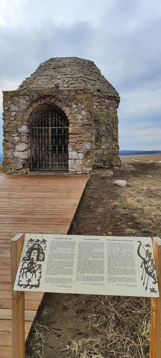 В наш приезд вход в мавзолей был закрыт. Фото автора.