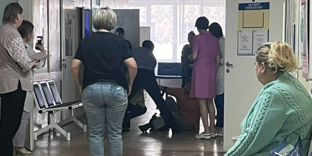 «За языком следи!»: пациентка в хиджабе напала на сибирячку из-за очереди к гинекологу