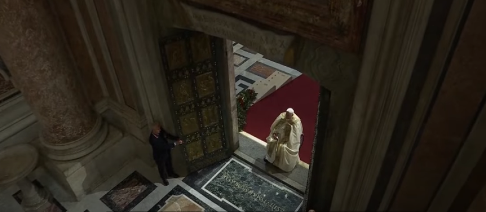    Папа римский Франциск открыл Царские врата. Источник: Скрин с видео