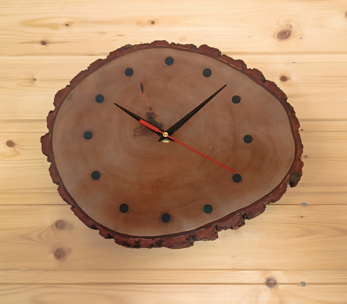 Первое творение часов, циферблат как раз залит эпоксидкой. фото из https://t.me/romanovichdmitry