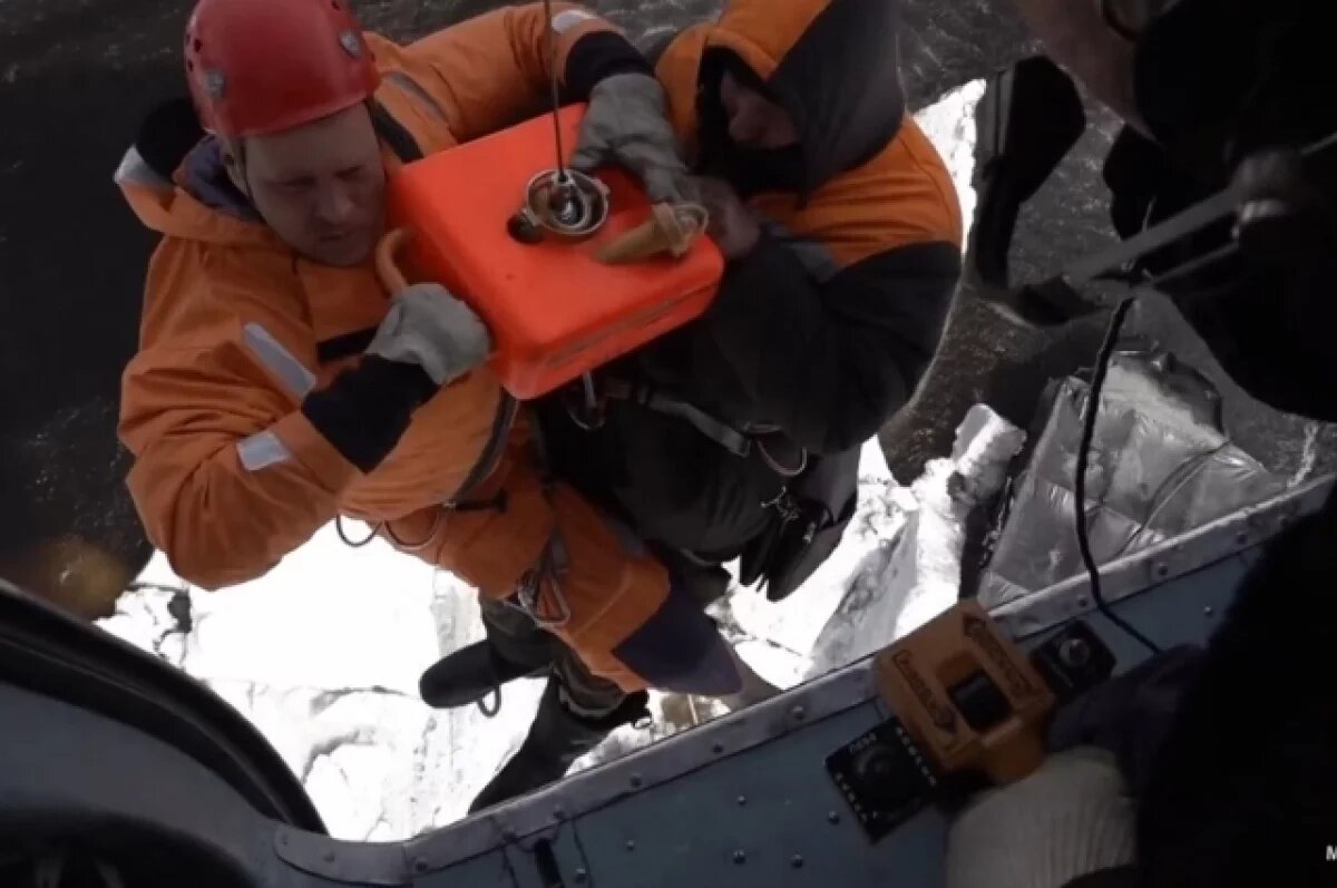    В Хабаровском крае в ледовой ловушке едва не утонули вездеходы с геологами