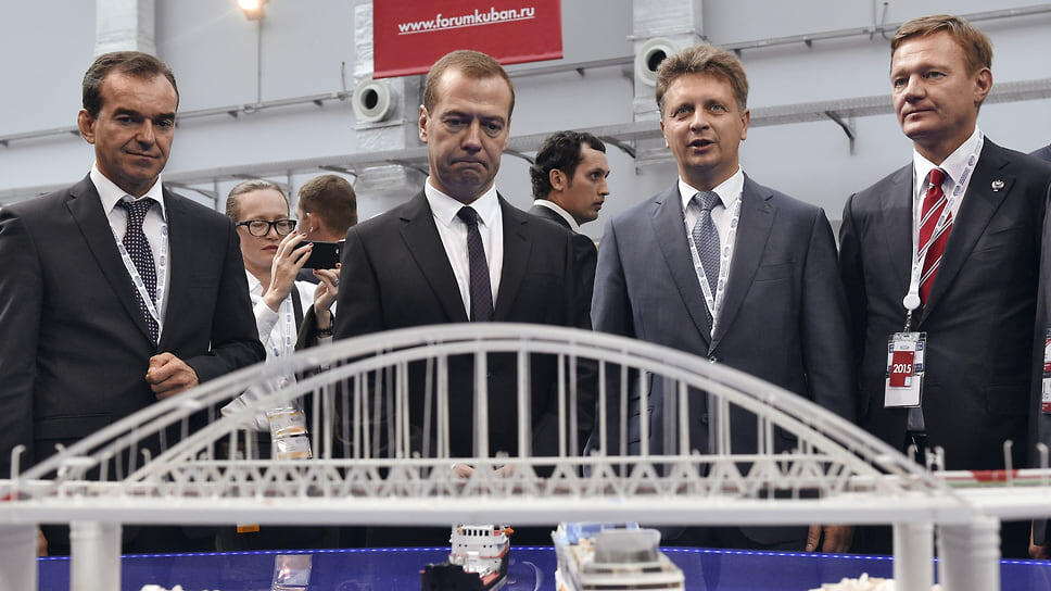 В октябре 2015 года на инвестиционном форуме в Сочи губернатор лично представлял инвестиционные возможности региона. Слева направо: губернатор Краснодарского края Вениамин Кондратьев, председатель правительства России Дмитрий Медведев, министр транспорта России Максим Соколов и руководитель Федерального дорожного агентства Роман Старовойт во время форума. Макет крымского моста через Керченский пролив.📷Фото: Глеб Щелкунов / Коммерсантъ