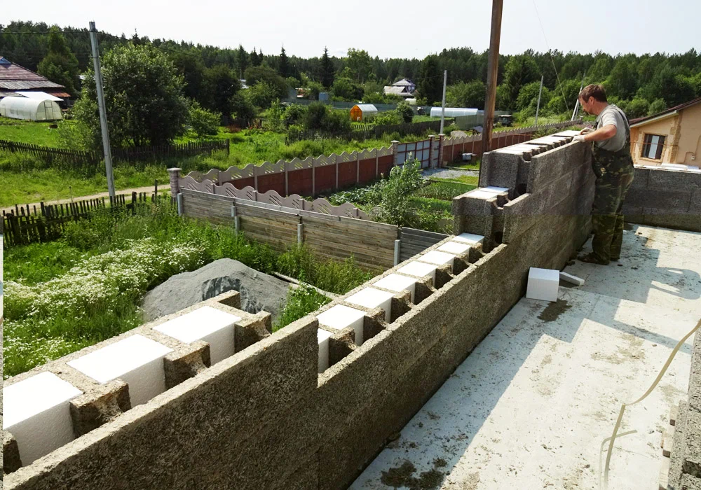 Я как раз стою в будущей треугольной комнате, о котрой пойдёт речь