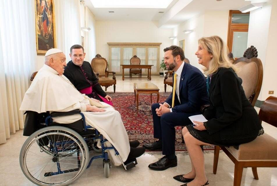 Говорят американский вице Де Вэнс довольно набожный. Думаю, на него произвел впечателние тот факт, что его короткая встреча оказалась одной из последний с главой католической церкви 