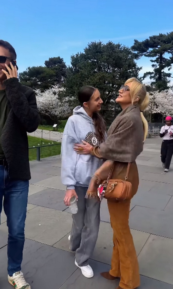 Кристина Орбакайте в горчиных вельветовых брюках клеш с дочкой Клавой в Ботаническом саду. Фото: соцсети