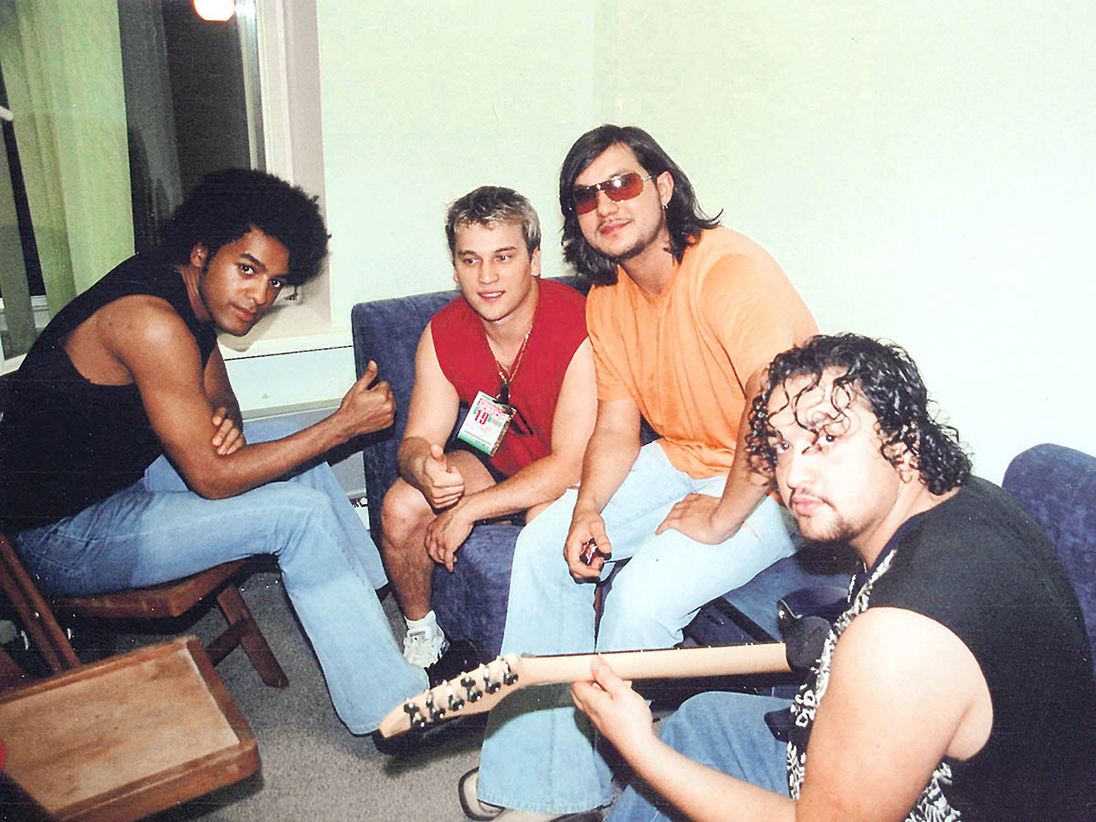 В 1997 году продюсер Евгений Фридлянд решил организовать российский бойз-бенд, способный создать на сцене подобие зарубежных Boyzone. 