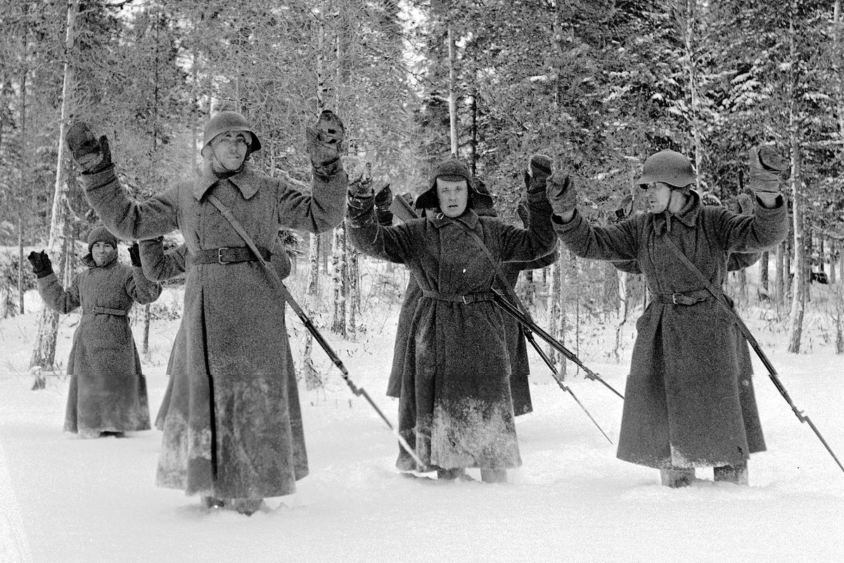 Бойцы РККА сдаются финнам. Источник изображения: сайт m.lenta.ru