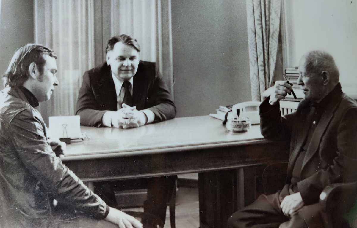 Первая встреча Василия Воронова (слева) с Михаилом Шолоховым. В центре Николай Булавин, друг семьи писателя, тогда 1-й секретарь Вешенского райкома партии, позже первый директор музея-заповедника М. А. Шолохова.
