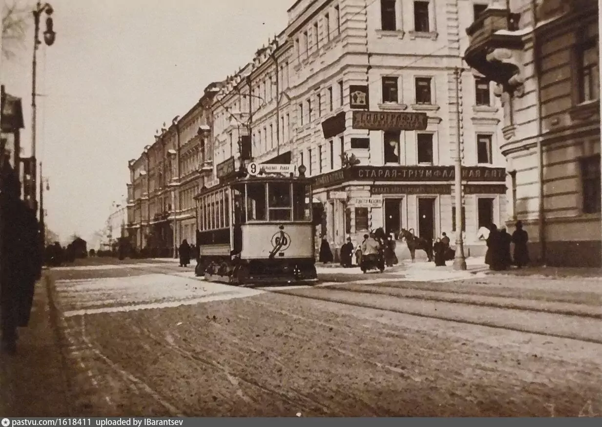 Трамвай №9 на Тверской улице у пересечения со Старопименовским переулком. Вид в сторону Садового кольца, 1907-1908. С сайта www.pastvu.com.