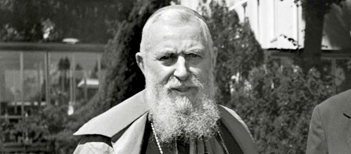 Например, в 1958 году суровый кардинал Камерленго Эудженио Тиссеран (1884-1972) после смерти Папы Римского Пия XII приказал немедленно выгнать (в самом буквальном смысле) из Ватикана его секретаршу - немецкую монахиню Паскалину Ленерт, которую многие считали любовницей Папы.