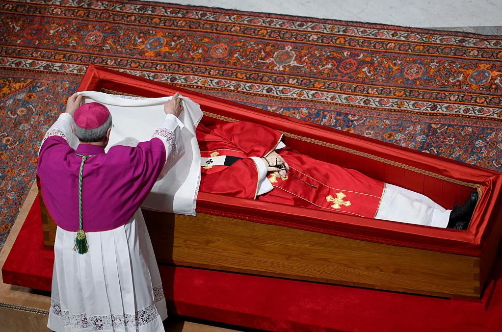 Папа Франциск (1936-2025) на смертном ложе,