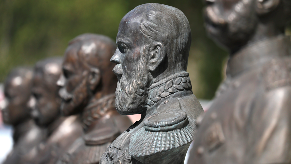    "Аллея правителей" Зураба Церетели в Москве Автор фото: Артем Геодакян/ ТАСС