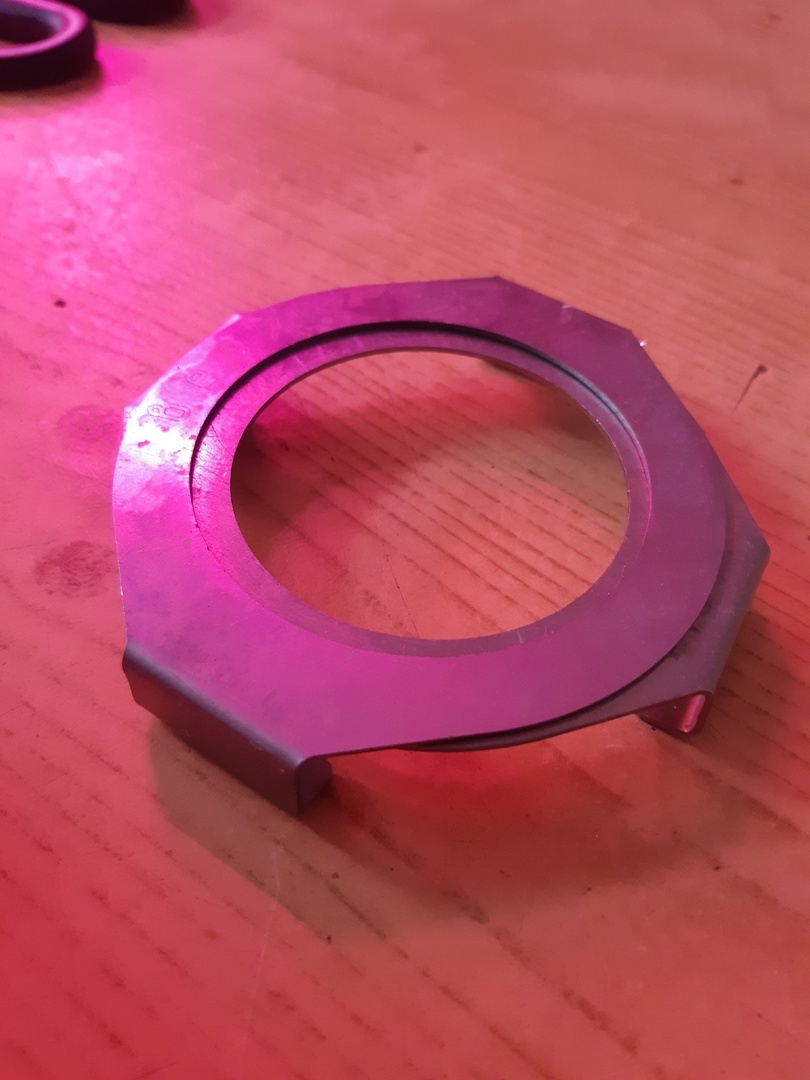 Закатанная крышка фиксируется двумя рамками. На каждой рамке выгравировано-верх и низ, чтобы не перепутать.