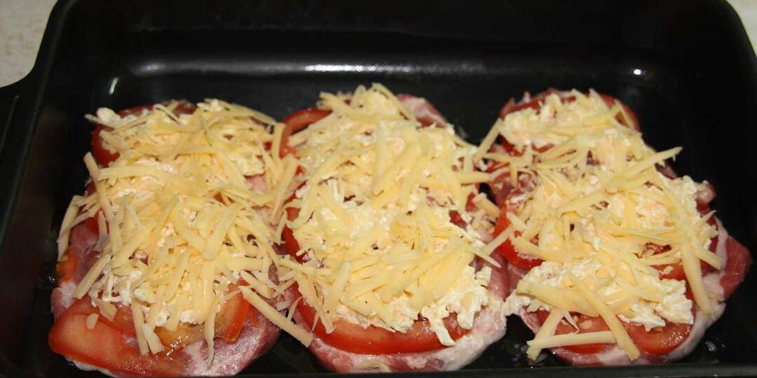 Мясо по-французски с сыром и помидорами в духовке – изысканное блюдо для ужина