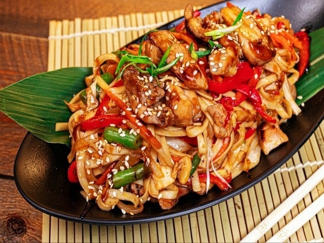 Удон с курицей и овощами: простой рецепт в азиатском стиле