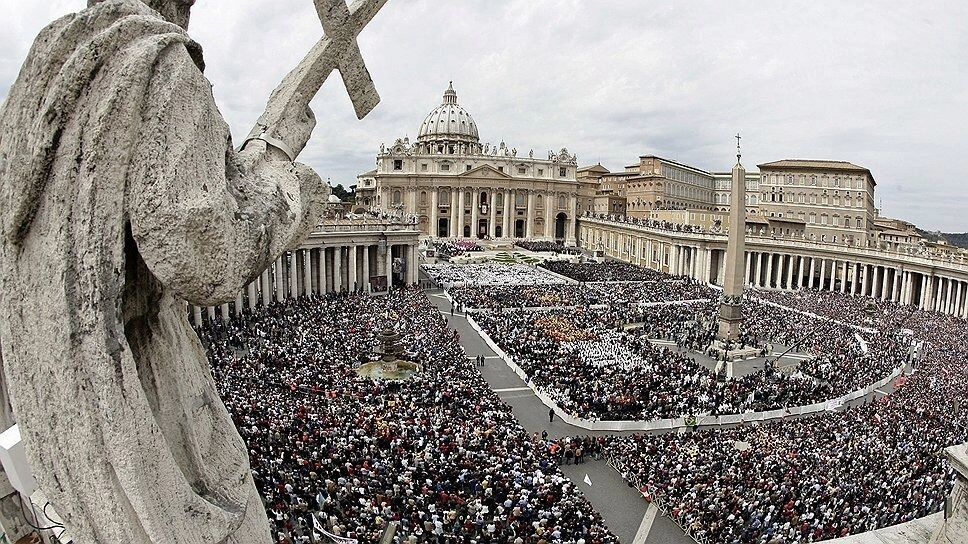 Католики прощаются с папой Франциском. Фото: Reuters