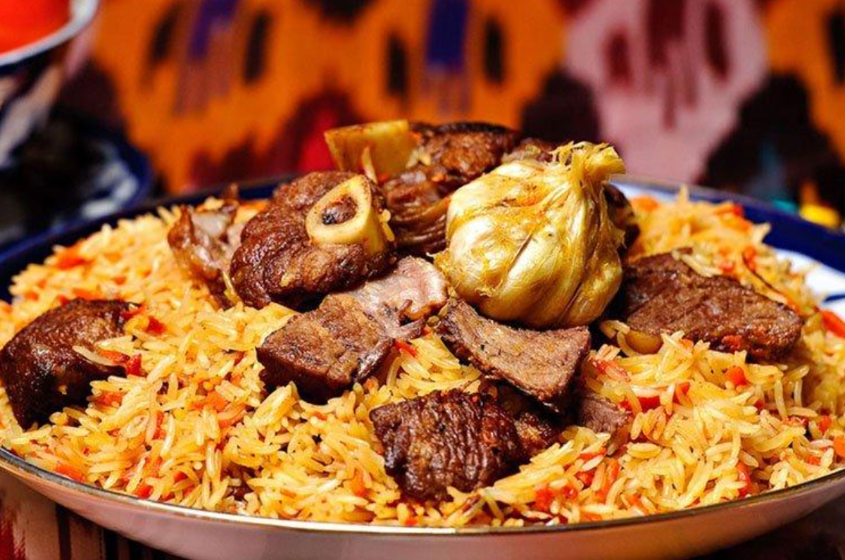 Хочешь попробовать настоящий иранский плов? Тогда за.пиши себе этот рецепт!
Тебе понадобится: 0,5 кг баранины на кости, 2 стакана риіса, 1-2 луковицы, 1 крупная
морковь, 4 ст. л. изюма без косточек, 65 мл растительногомасла, 1 ч. л. молотой смеси
"перцев, морская соль и 1 головка чеснока."
Приготовление: В большом казане раскали масло с прякностями, всыпь кусочки
баранины, затем лук и морковь. Добавь в казан промытыій рис, посоли, залей водой,
воткни неочищенный чеснок и вари до готовности.