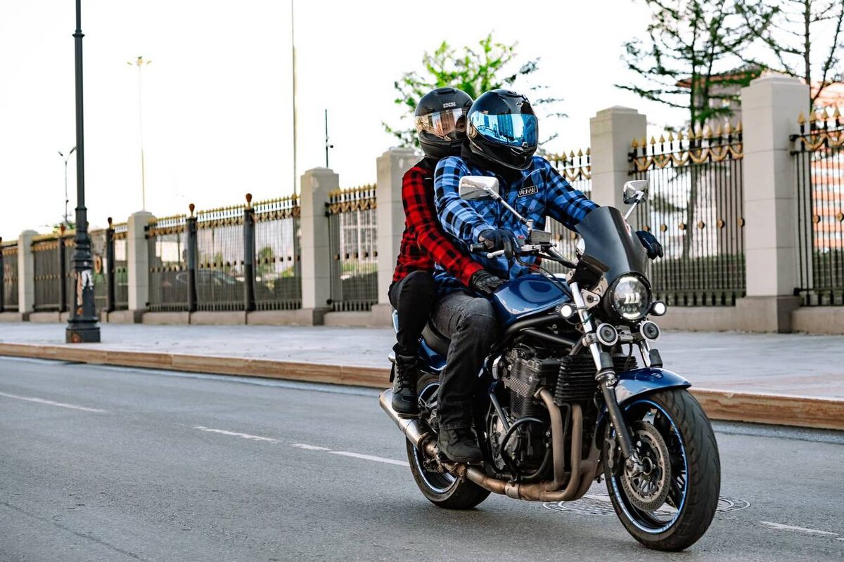 Пассажир должен упираться рукой в бак, чтобы не заваливаться на райдера при торможении, вынуждая последнего упираться в руль