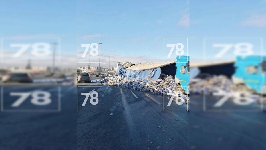    Грузовик с пивом врезался в отбойник на КАД, Петербург, 22 апреля 2025 года. Автор фото: 78.ru